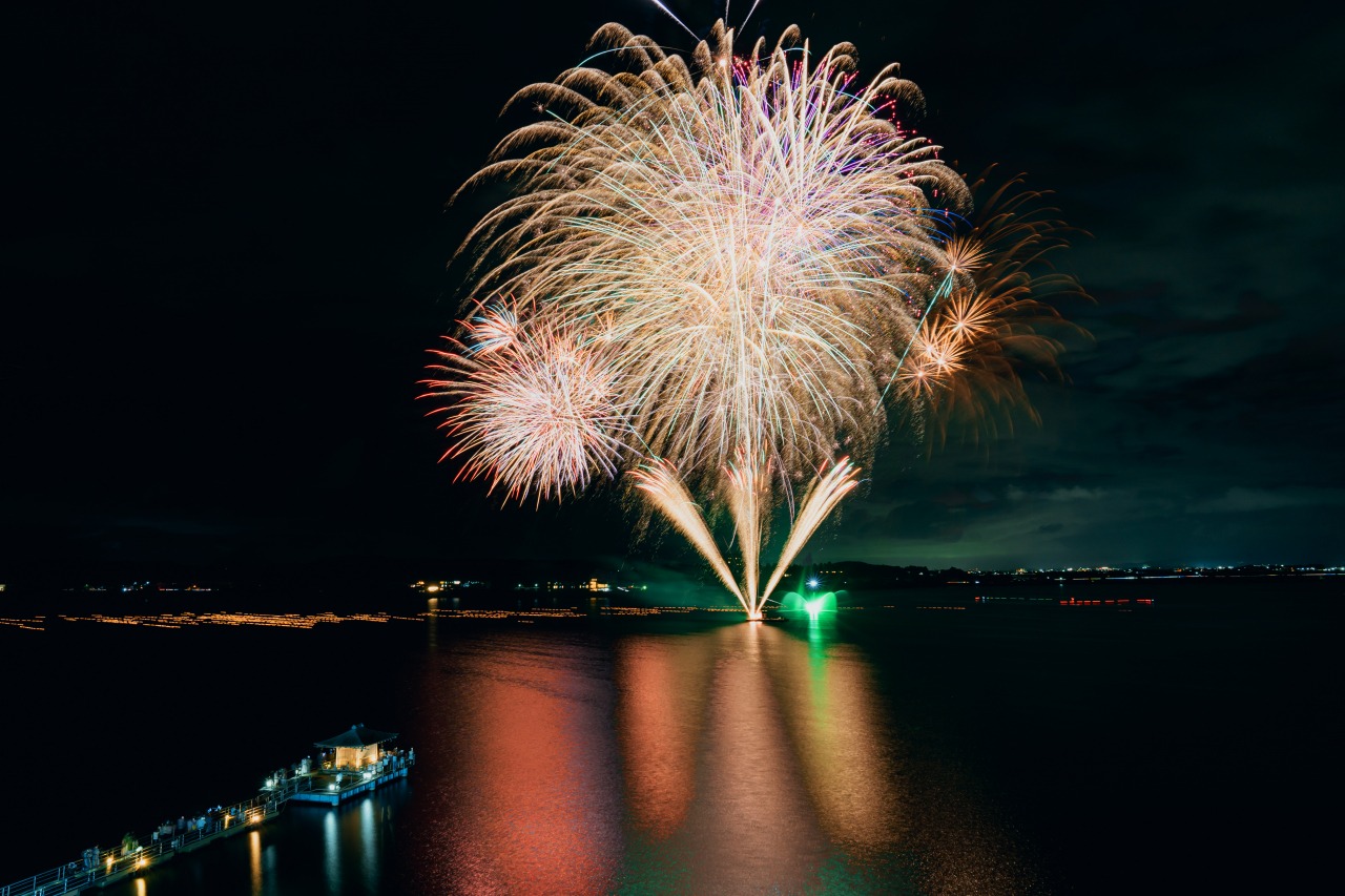 【石川】片山津温泉納涼花火まつり2025｜毎日打ち上げ！湖面に映える花火と夏の夜空を満喫| 公式サイトより
