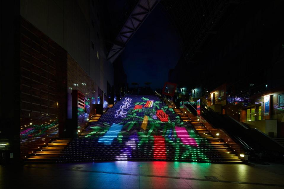 【京都】グラフィカルイルミネーションPlus｜京都駅ビル大階段の幻想イルミネーション！2025年冬～春の絶景| 公式サイトより